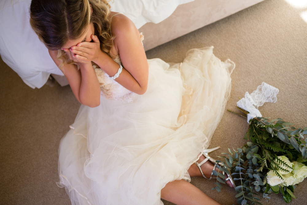 結婚式のトラブルに落ち込む花嫁